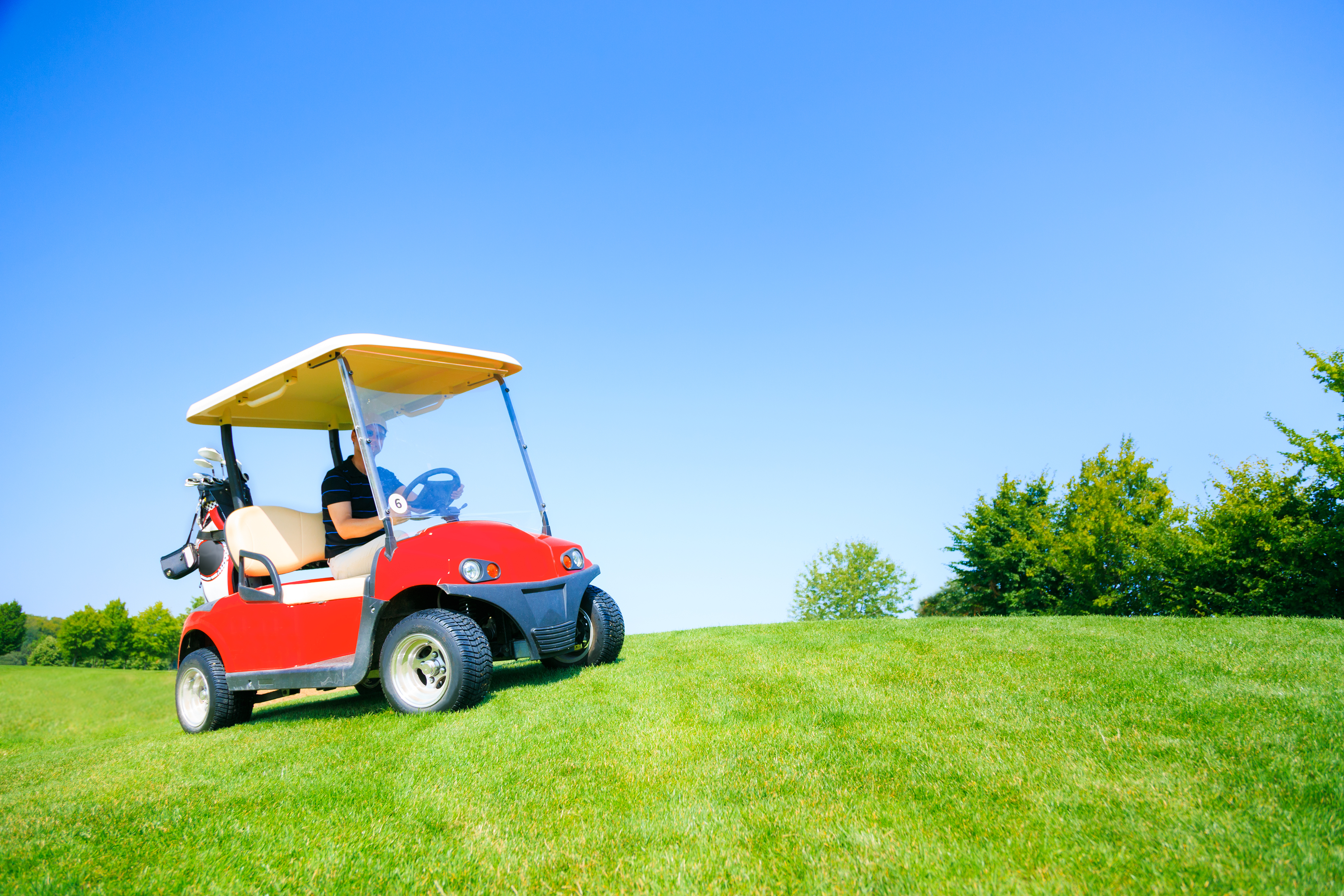 Golf car battery stopped on a hill